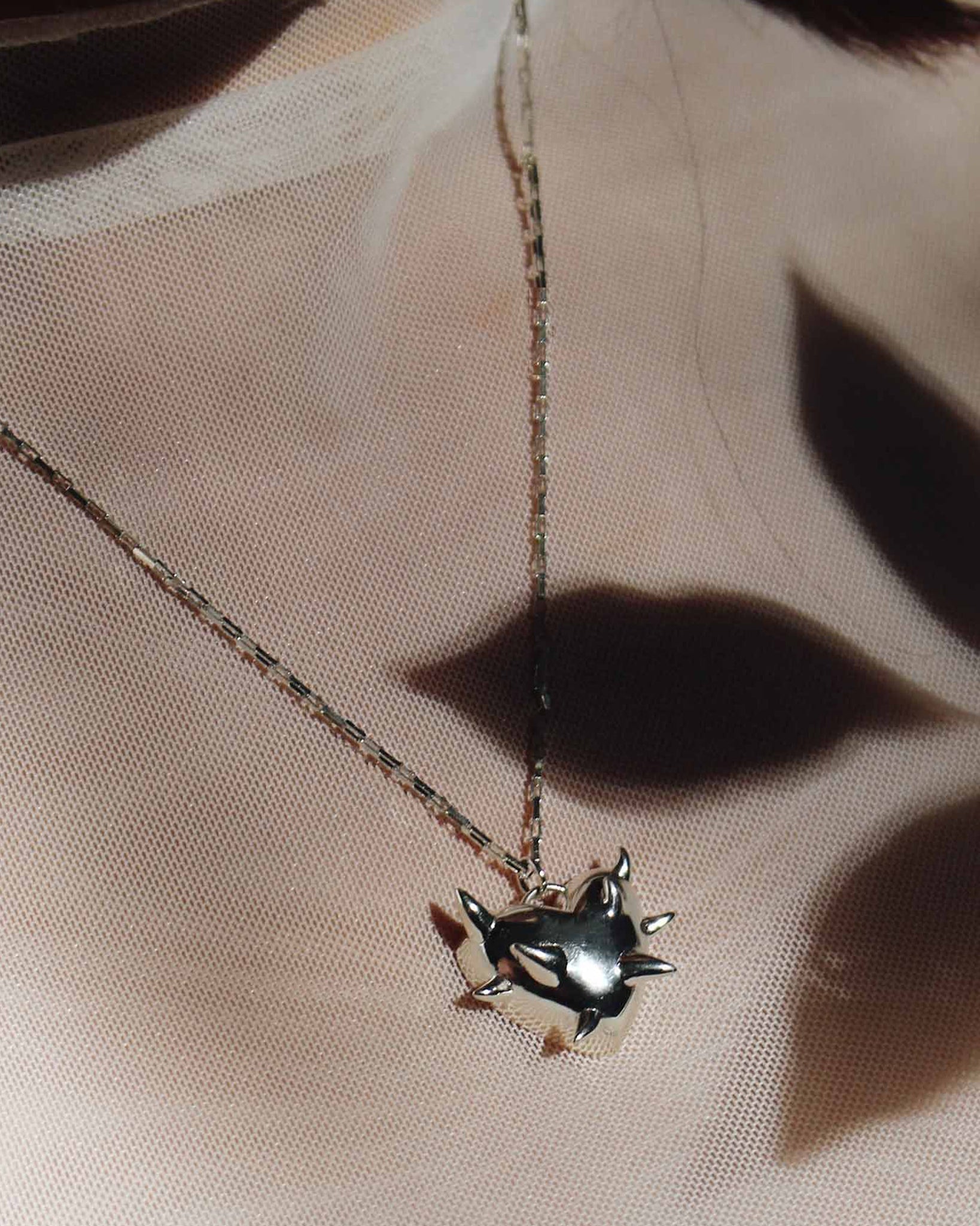 Amulet necklace 'A strong heart'