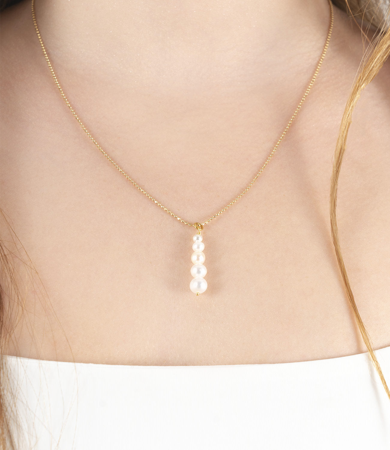 Five pearl pendant necklace